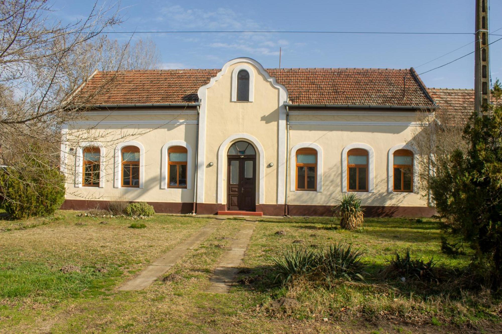 Villa Flora Kiskunmajsa Luaran gambar